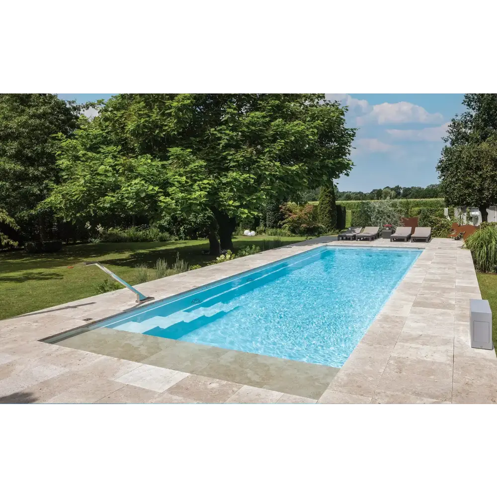 Leisurepools Definitive Hög vattenlinje rektangulär pool med klarblått vatten och beige stenplattor